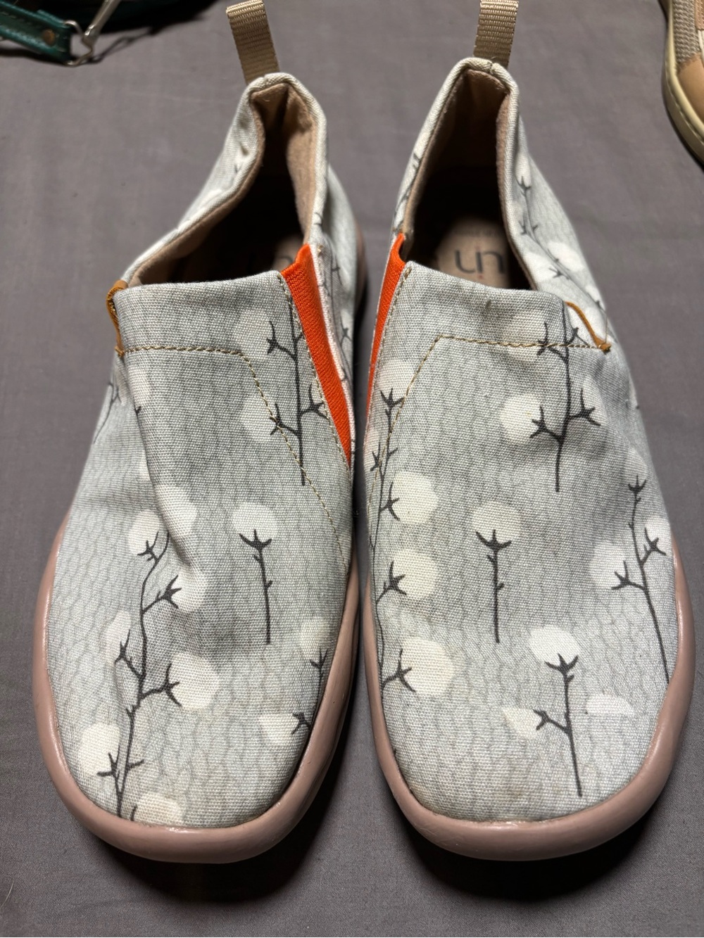 U In Story Women's Grey Floral Slip-On Travel Shoes with Pink Trim